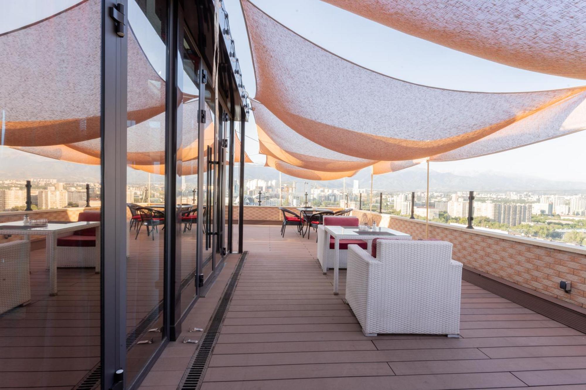 Reikartz Sky Almaty Hotel Екстериор снимка