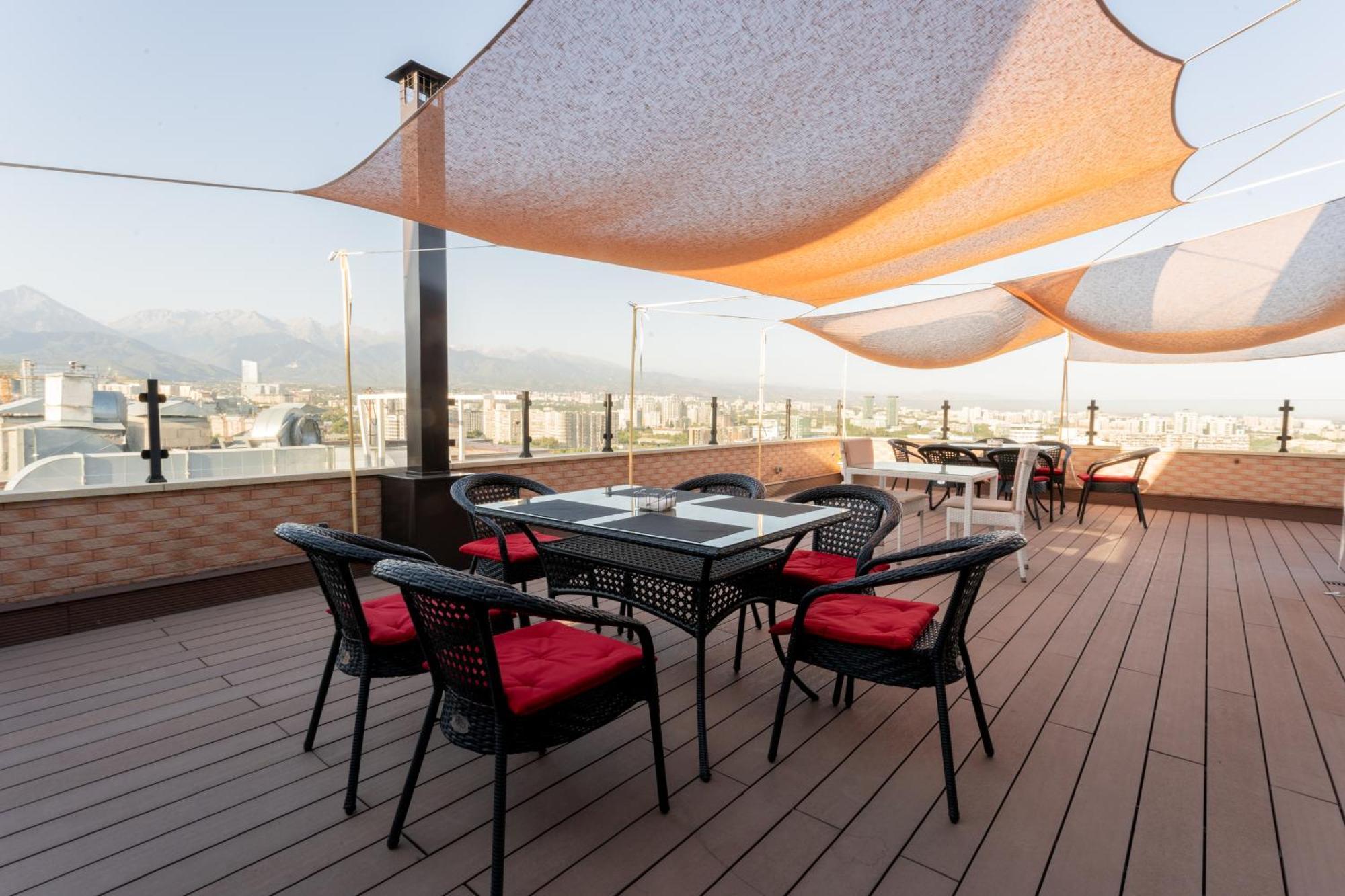 Reikartz Sky Almaty Hotel Екстериор снимка