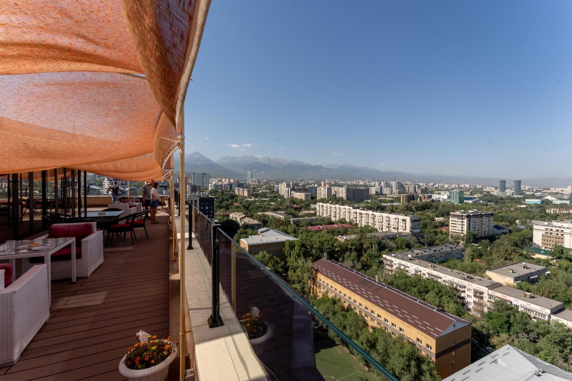 Reikartz Sky Almaty Hotel Екстериор снимка