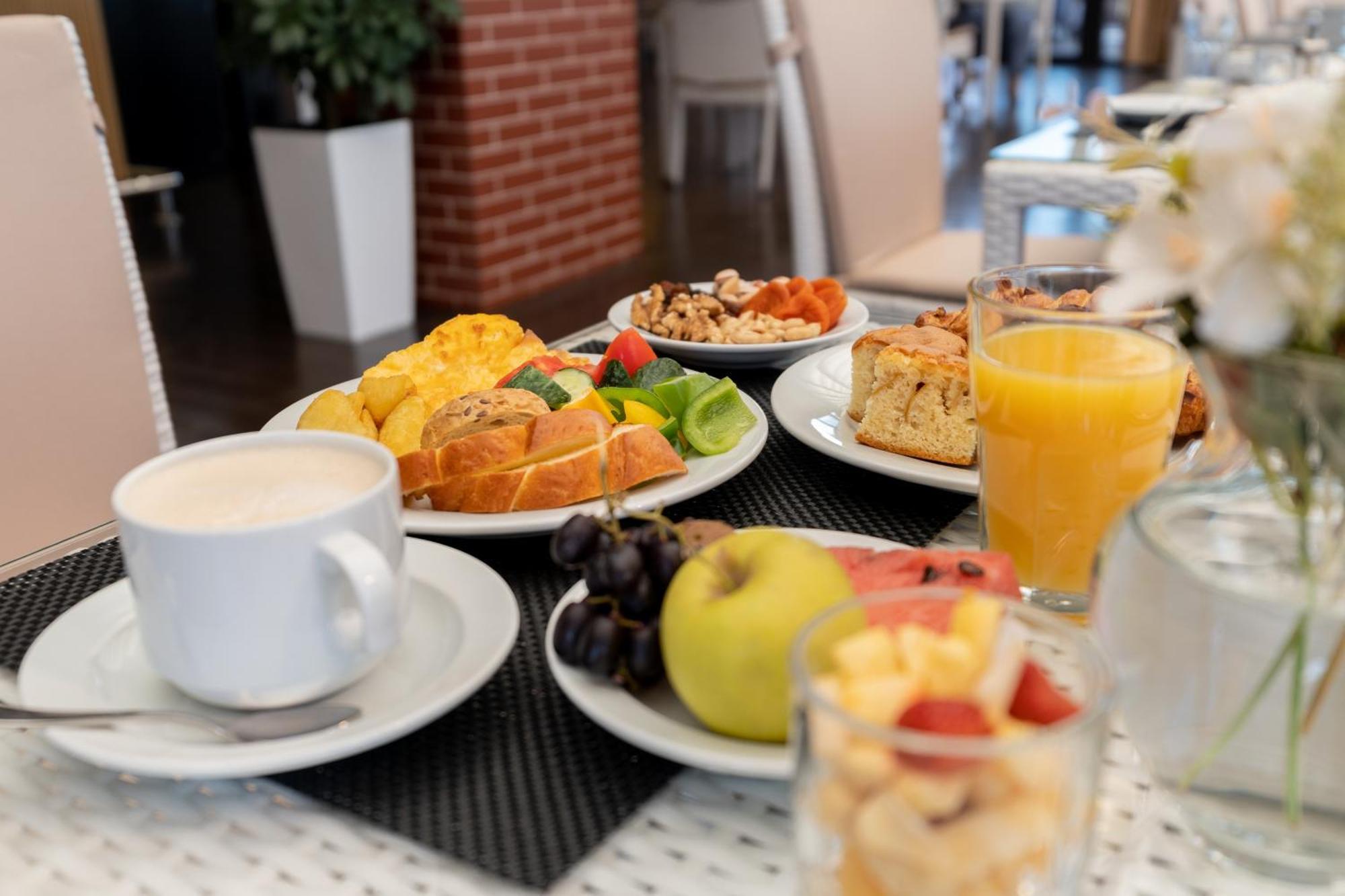 Reikartz Sky Almaty Hotel Екстериор снимка