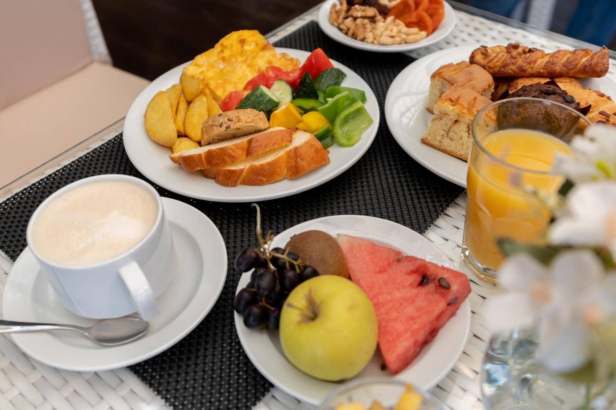Reikartz Sky Almaty Hotel Екстериор снимка